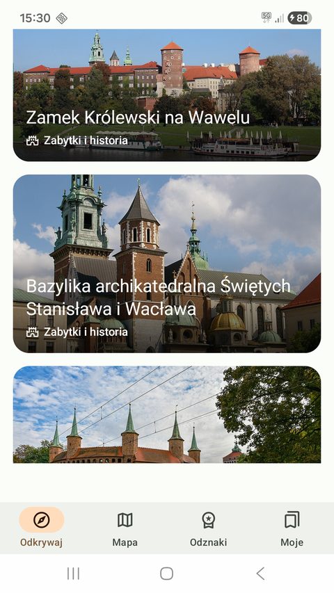 Ekran „Odkrywaj” z dużymi kartami zdjęciowymi miejsc w okolicy